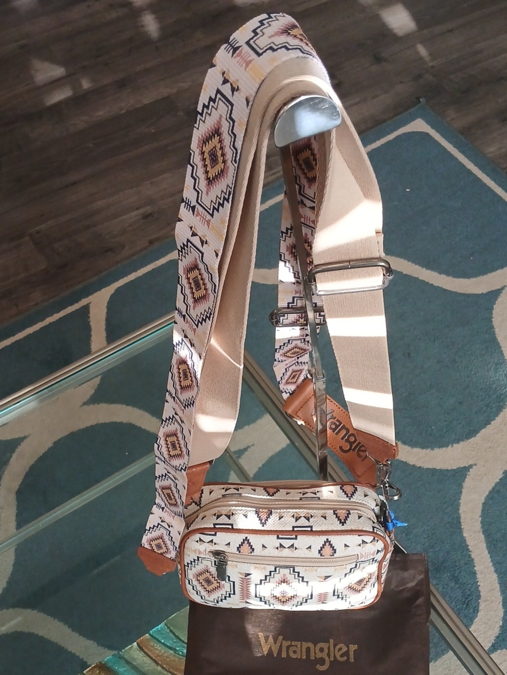 Wrangler Aztec-Pattern Crossbody Bag in White, Tan and Navy - Picture 4 of 6